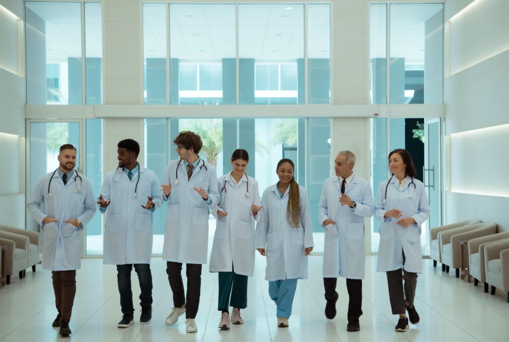 Doctores de Glutatión hablando del antioxidante mientras caminan